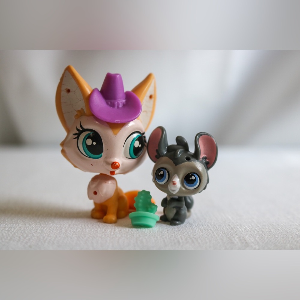 Littlest Pet Shop (Roxy Reddington #3810 and Dusty West #3811)
